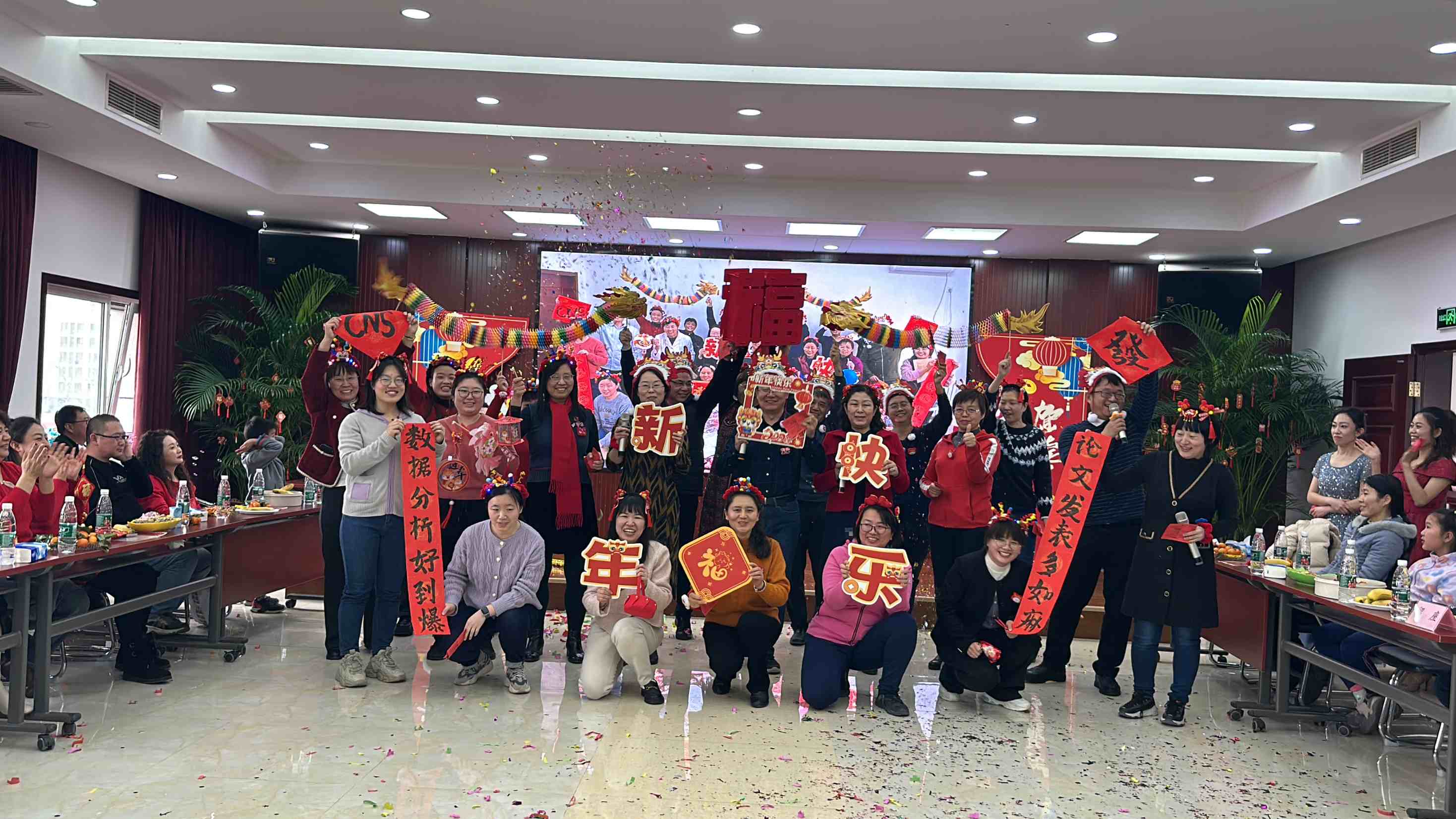 13--联欢会.jpg 13--联欢会.jpg