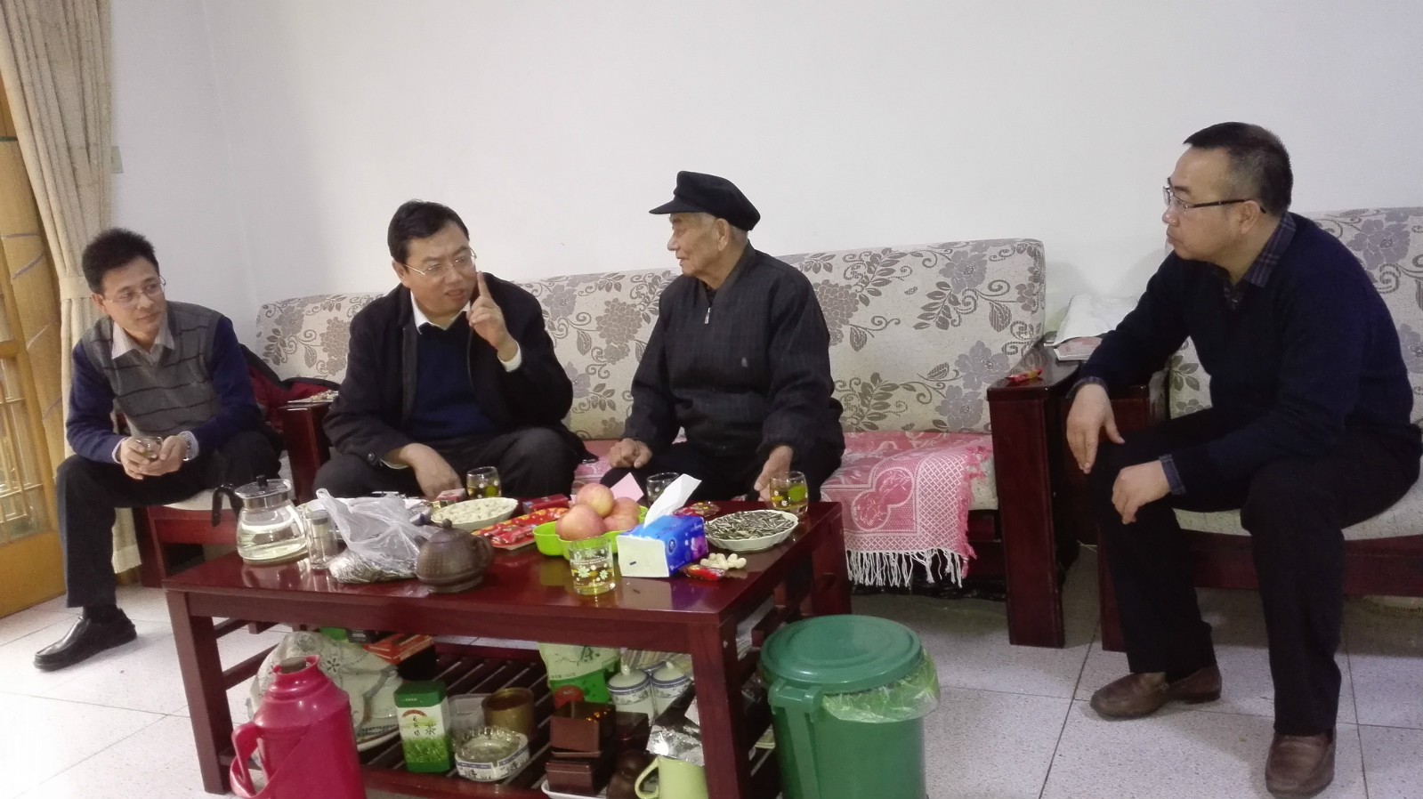 办公室-刘小莉-高华书记慰问畜牧所退休困难党员和专家-2-2015.02.04.jpg