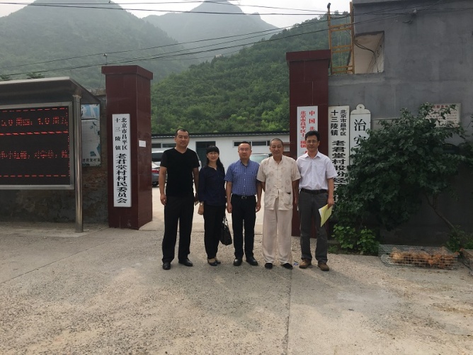 油鸡中心-耿爱莲-畜牧所党支部积极开展北京油鸡精准扶贫活动-2017.7.3.jpg