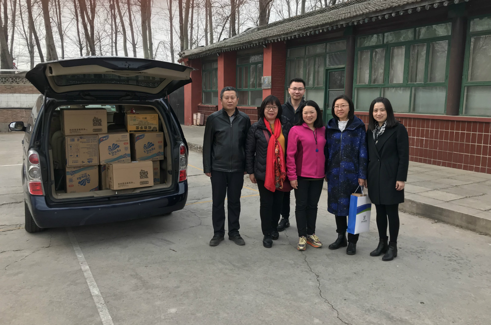 动物繁殖研究室-肖霖力-畜牧所工会及团支部代表赴大兴希望之家慰问残障儿童-2018.03.28-1.jpg