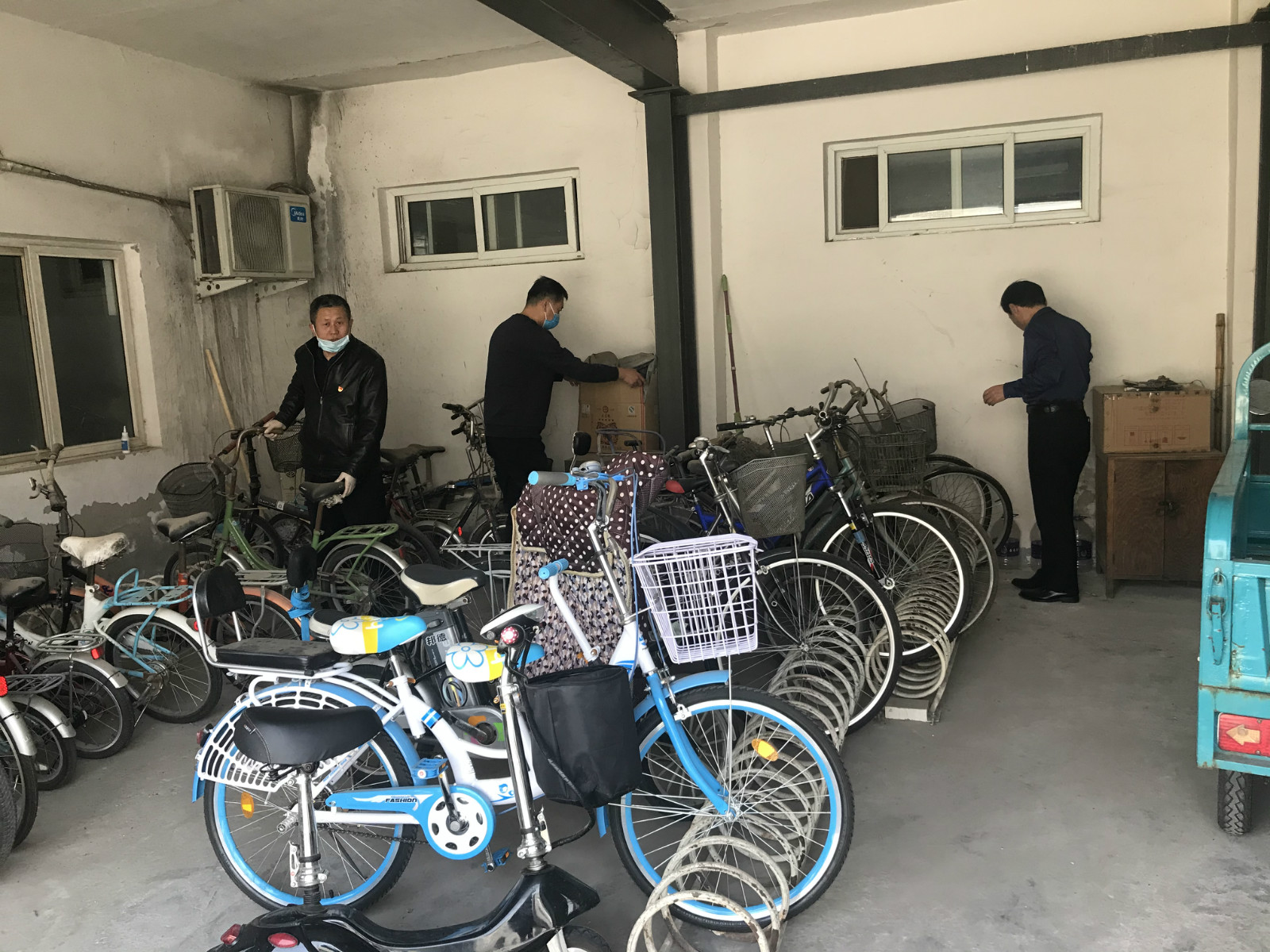 财务科-闫妍-畜牧所行政支部开展“学习雷锋精神,美化畜牧所环境”主题党日活动-2021.03.26-2.jpg 财务科-闫妍-畜牧所行政支部开展“学习雷锋精神,美化畜牧所环境”主题党日活动-2021.03.26-2.jpg