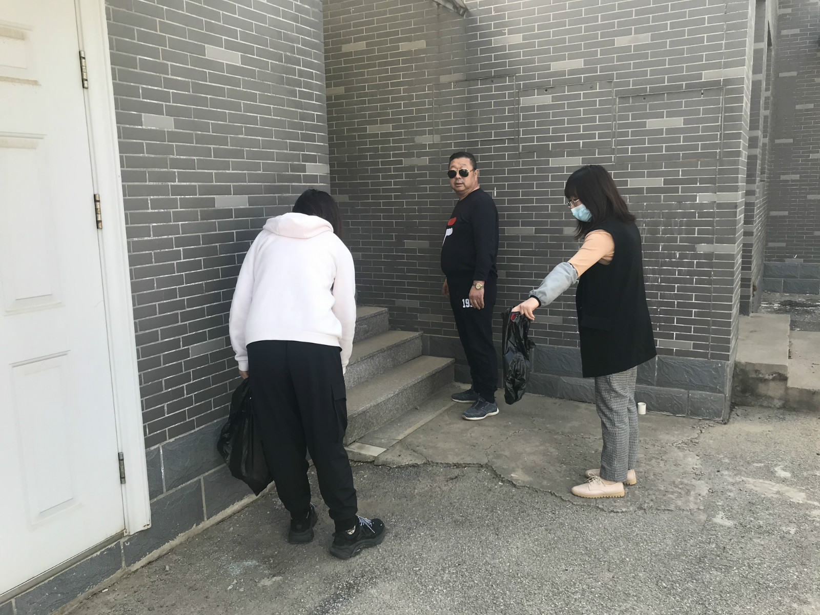 财务科-闫妍-畜牧所行政支部开展“学习雷锋精神,美化畜牧所环境”主题党日活动-2021.03.26-3.jpg 财务科-闫妍-畜牧所行政支部开展“学习雷锋精神,美化畜牧所环境”主题党日活动-2021.03.26-3.jpg