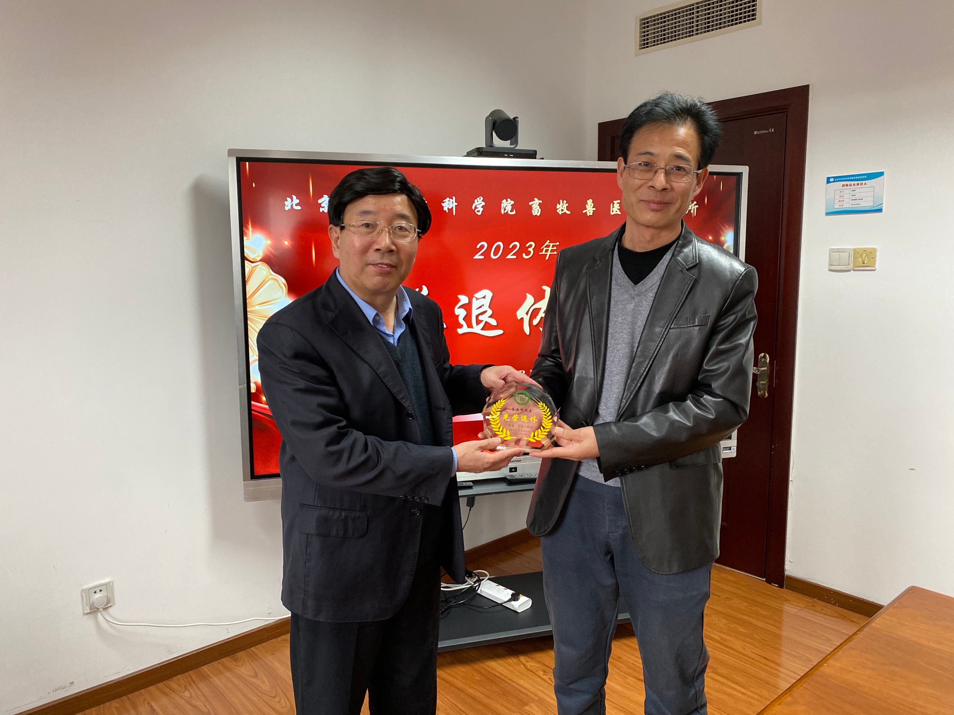 办公室-李珮铱-畜牧所为季海峰研究员举办荣誉退休仪式-2023.03.01-1 (1).jpg