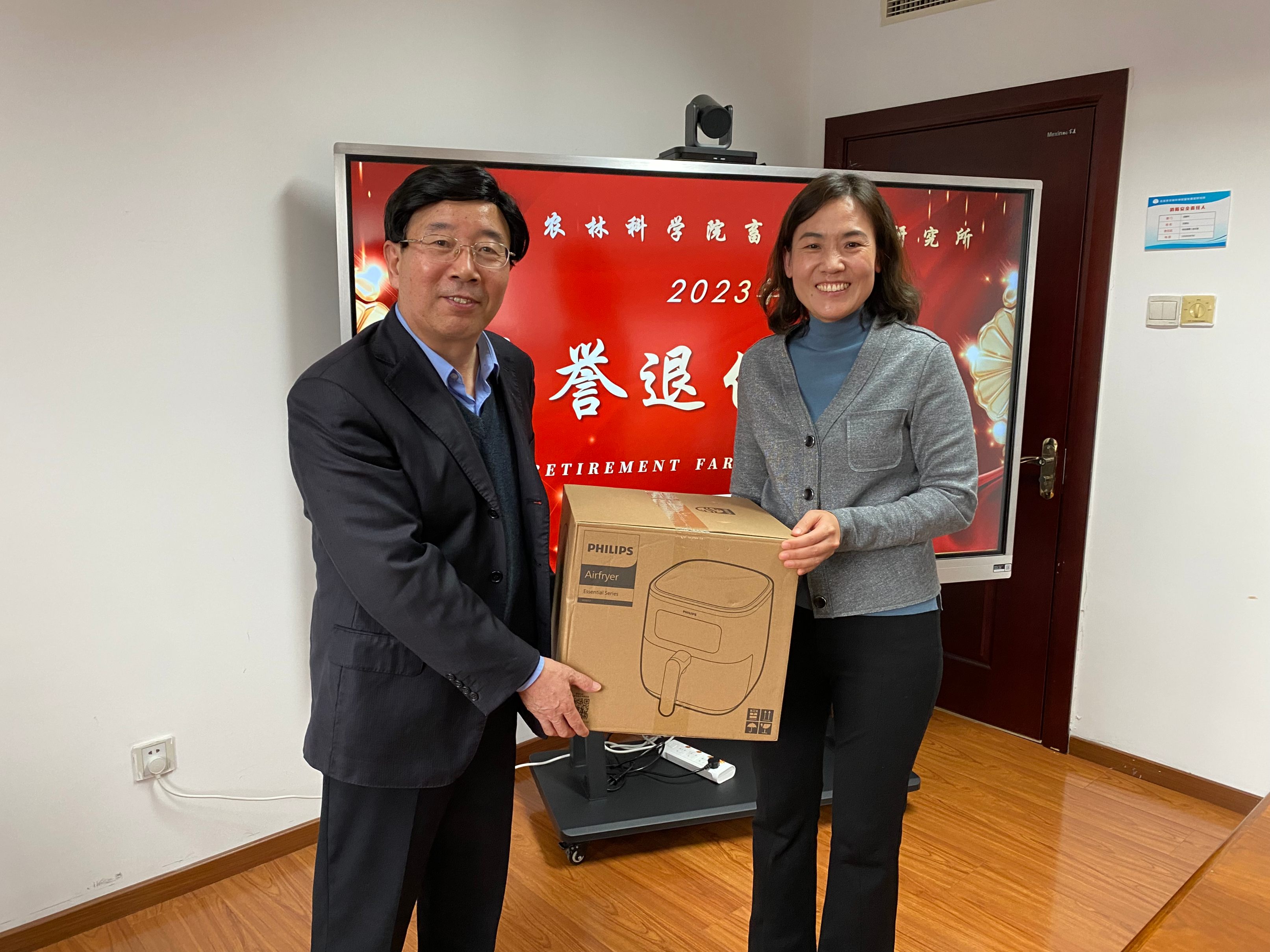 办公室-李珮铱-畜牧所为季海峰研究员举办荣誉退休仪式-2023.03.01-2 (1).jpg