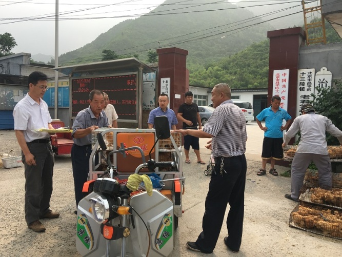 油鸡中心-耿爱莲-畜牧所党支部积极开展北京油鸡精准扶贫活动-2017.7.3 (2).jpg