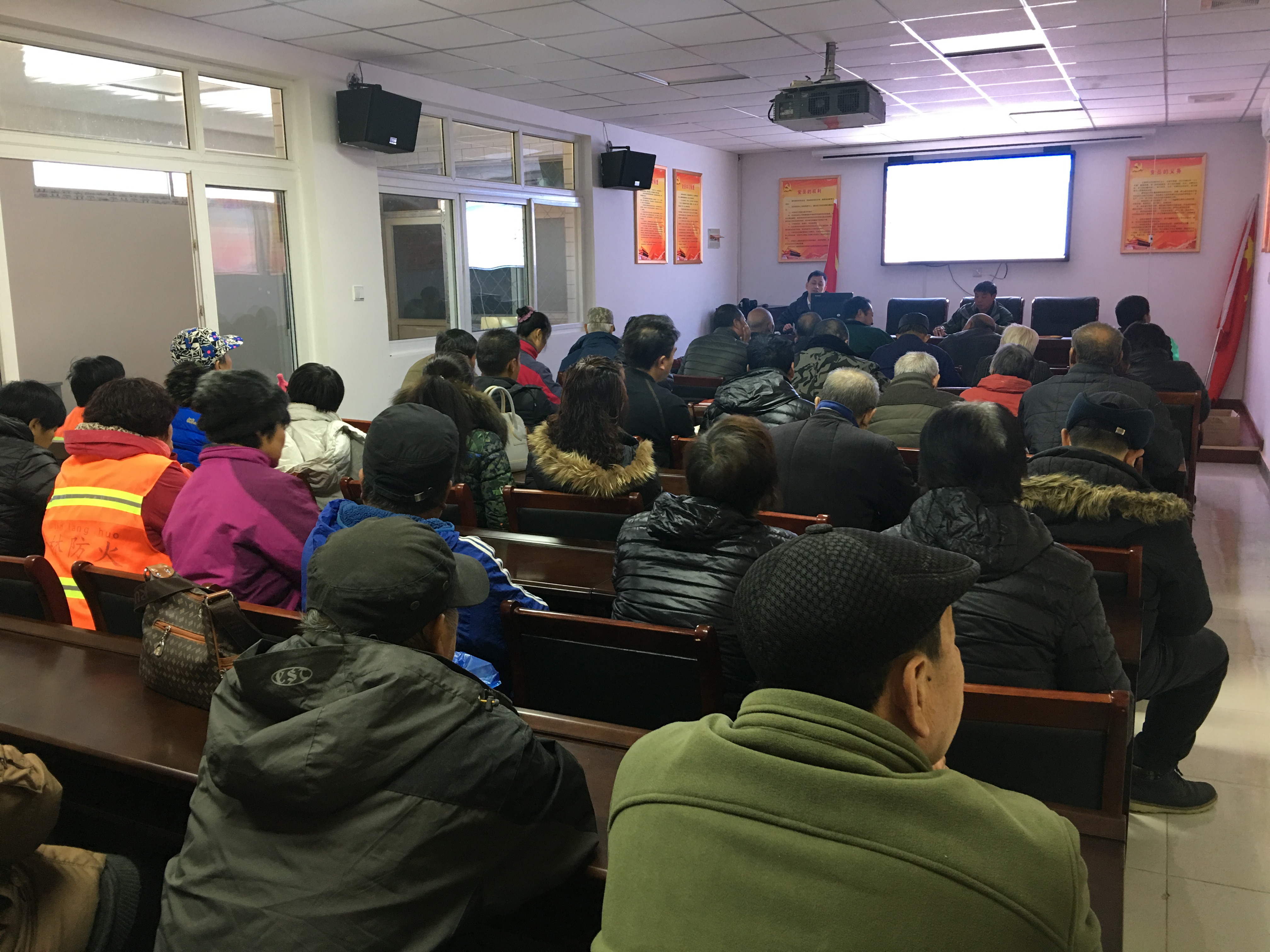 油鸡中心-耿爱莲-畜牧所召开低收入村帮扶技术培训会-2017.11.20.JPG