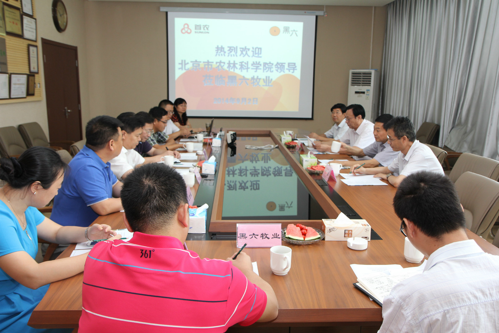 动物营养研究室-季海峰-我院领导携畜牧所专家深入企业调研-2014.09.03.jpg