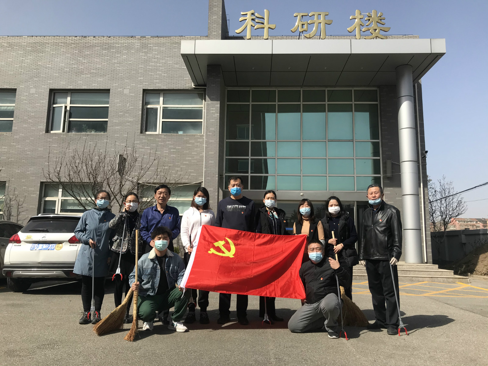 财务科-闫妍-畜牧所行政支部开展“学习雷锋精神,美化畜牧所环境”主题党日活动-2021.03.26-1.jpg 财务科-闫妍-畜牧所行政支部开展“学习雷锋精神,美化畜牧所环境”主题党日活动-2021.03.26-1.jpg